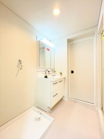 洗濯機のまわりにラックを設置してもいいですね。
洗濯用洗剤や柔軟剤、洗濯カゴなど、洗濯にまつわるグッズを置くことで
家事がスムーズにできそうです。