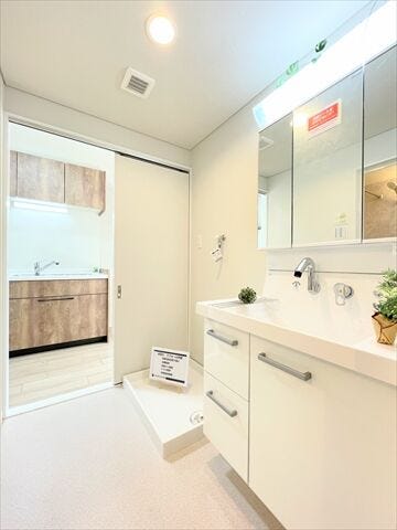 洗面台の鏡裏は収納スペースになっています。
隠す収納でスッキリ周辺を片付けることが出来ます。
小さめのドライヤーならすっぽり収まります。