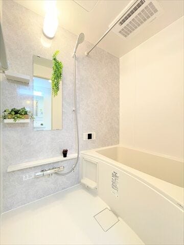 明るくのびのびと入浴できる浴室。
浴室乾燥機付きなので雨の日のお洗濯物干し場に困る事もなさそうです。
しっかりと換気ができるのも嬉しいですね。