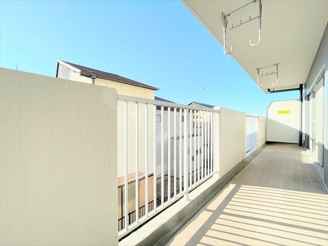 洗濯物を干すだけではなく、おしゃれに活用できれば生活がもっと豊かになります。
光もたっぷり差し込むため、部屋の奥まで自然光が明るく照らします。