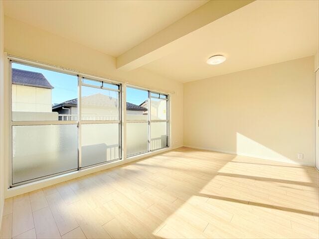 バルコニーに面したお部屋です。
お天気のいい日にはたっぷりと陽を取り込むことができ、
ベッドの上のお布団もふかふかになりそうですね。