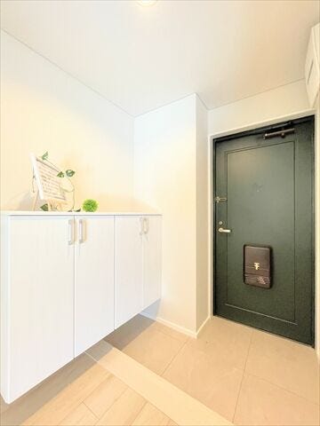 玄関には収納棚が設置されています。
家族全員分の靴など片付けておけるので
スッキリとした空間を保てます◎