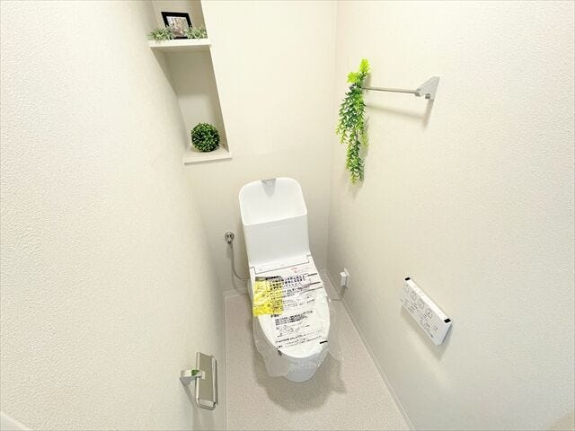 シンプルで落ち着いた雰囲気のトイレ。
明るく、毎日の暮らしを快適にサポートする清潔な空間です。