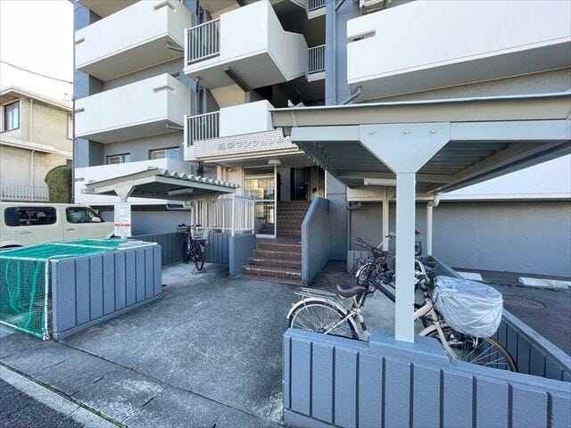 【エントランス、駐輪スペース】