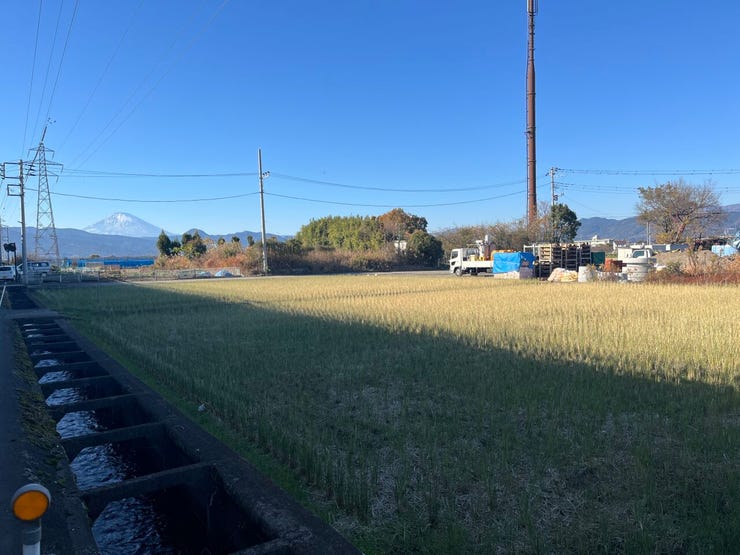 物件のすぐ近くから富士山が望めます!
大きな建物もなく空が開けていて、お散歩コースにもぴったり♪