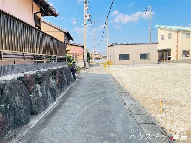南側公道幅約2.5m。セットバックが必要な道路となります。前面道路の交通量も多くないので落ち着いて駐車ができます。駐車は3台可能なので、お子様がお車を持たれるようになったときにも安心のカースペース。