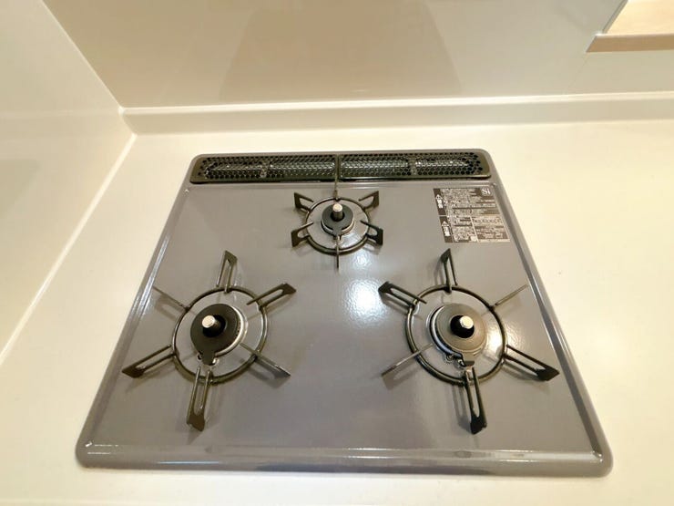 3口コンロで同時にお料理ができるため、時間のない忙しいママの強い味方!