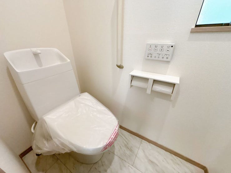 清潔感のあるトイレスペース♪温水洗浄便座付で寒い冬でも安心♪カバー不要のためお掃除も楽々♪