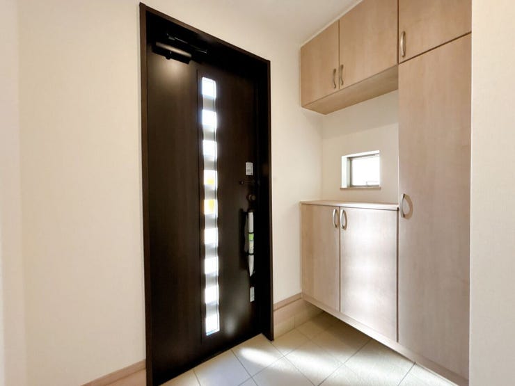 玄関にはご家族の靴をたっぷり収納できるシューズボックス!玄関先をいつも綺麗に保てます。