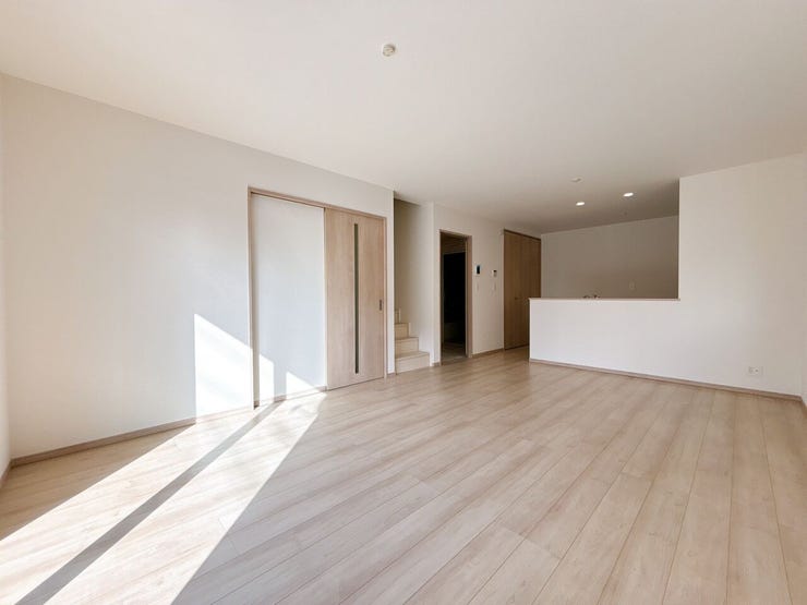 LDKが2面採光につき採光・通風良好です!太陽光が差し込み明るいです♪