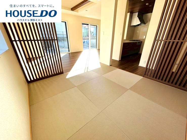 【現地見学会 開催中】実際に現地へ行き、お子様と一緒に小学校までの経路を確認したり、近隣の同施工会社の完成物件へ行き完成後の雰囲気を体感したりといった見学ツアーをしませんか?(10月9日撮影)