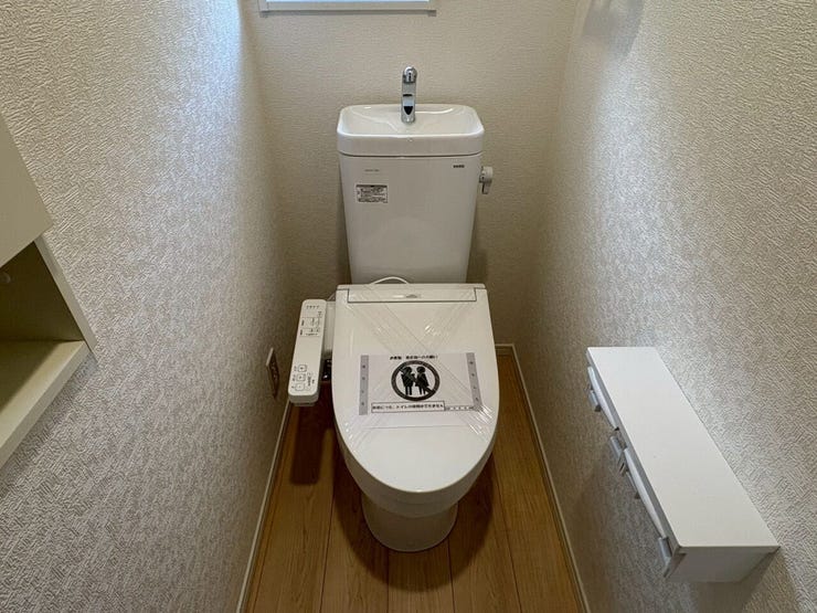 嬉しい棚付き!トイレットペーパーや小物を置くのに便利です。