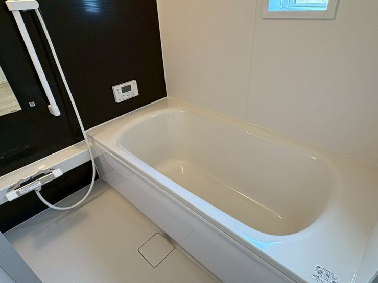 清潔感あふれるホワイトの浴槽 気持ちよくご利用いただけます。