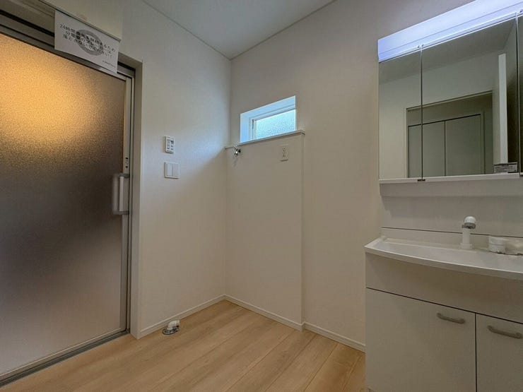 採光窓付きで明るい!自然光が入り、換気もしやすい快適な空間です。