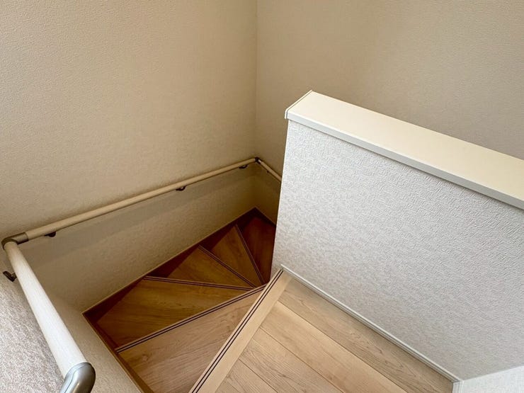 手すり付きで安心!上り下りをサポートし、安全に配慮した設計です。