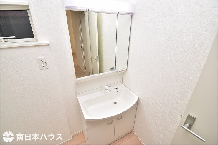 【洗面台】ミラー内側の収納スペースは、ティッシュBOXも収納可能♪可変トレイは取り外して洗えます!