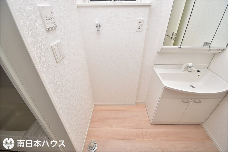 【洗濯機置場】アレンジ可能な広さを確保しつつ、嫌な湿気を外に出す小窓付きの洗濯機置き場です♪