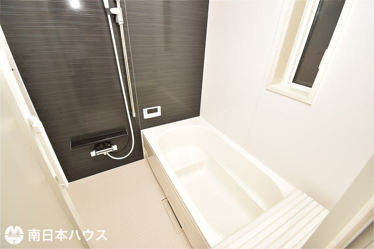 【浴室】浴室暖房乾燥機付きの浴室です!小窓付きで自然換気もできるので衛生的です♪