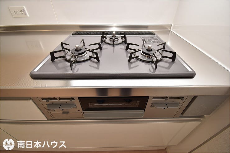 【コンロ】3口のコンロにグリル付き!火力の調整が分かりやすく、様々な調理器具を使用できます♪