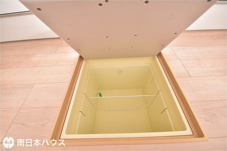 【床下収納】保存食や使用頻度の少ない品物を収納でき、キッチン周りをスッキリと収納できます♪