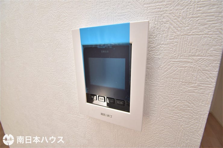 【モニター付きインターホン】玄関周りを確認でき、留守のときなども訪問者を確認できるので防犯面で安心!