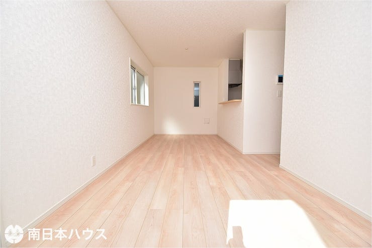 【リビング】14.5帖のリビングです!
3面に窓があり通風良好な室内です!