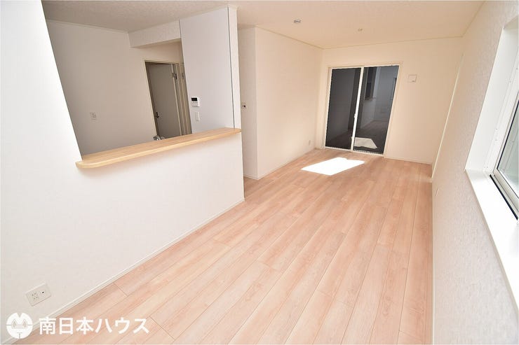 【リビング】14.5帖のリビングです!
東南向きの窓からは明るい日が差します♪