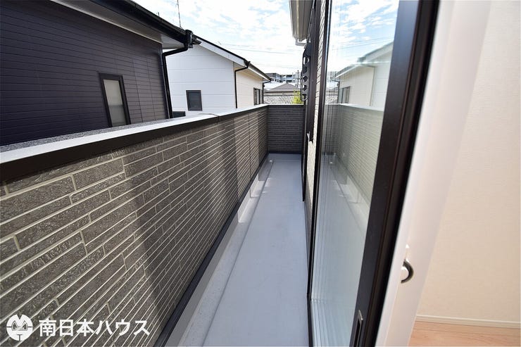 【バルコニー】東南向きのバルコニーです!2部屋から出入り可能な2WAYバルコニーです♪