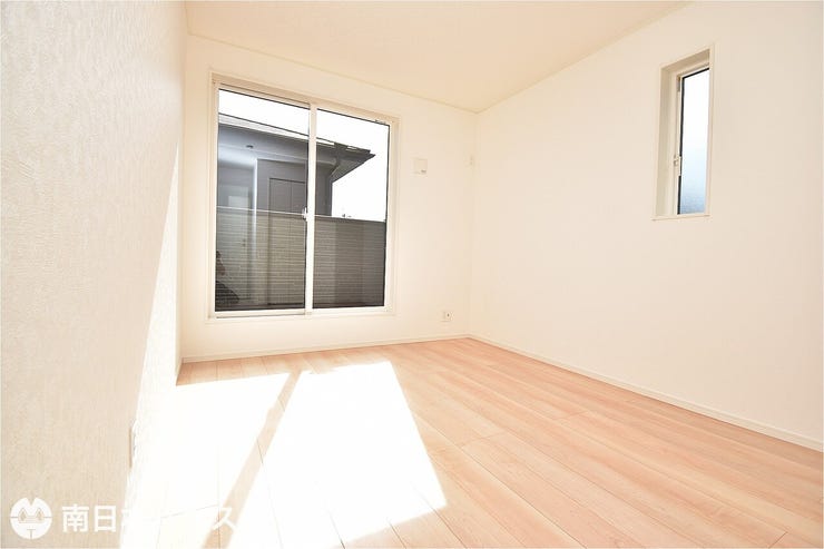 【洋室】5.7帖の洋室です!東南向きのバルコニーに面した明るい室内です♪寝室に最適です♪