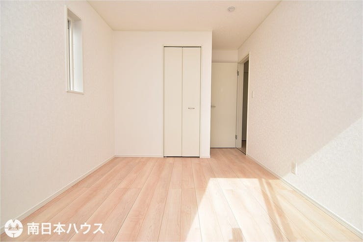 【洋室】5.7帖の洋室です!全居室収納完備、2面に窓付き!シンプルな内装でインテリアも合わせやすい♪