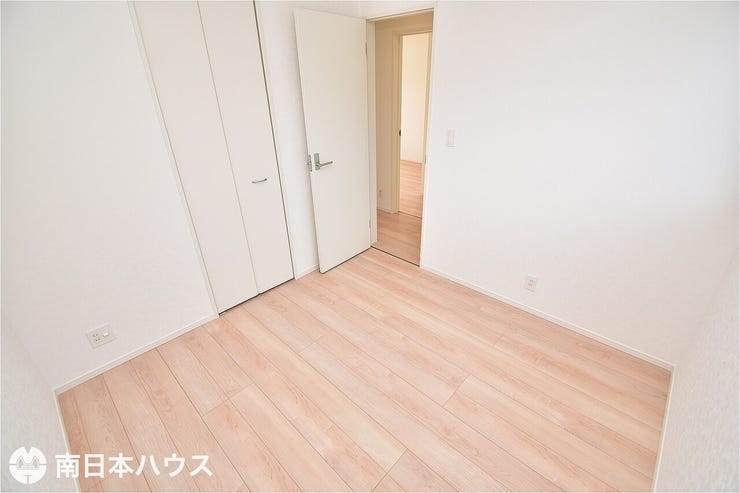 【洋室】4.5帖の洋室です!全居室収納完備!シンプルな内装でインテリアも合わせやすい♪