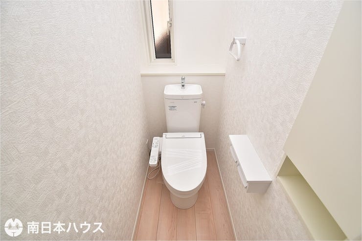 【トイレ】温水洗浄便座機能付きのトイレです!収納もあり、トイレットペーパーや掃除道具を収納可能♪