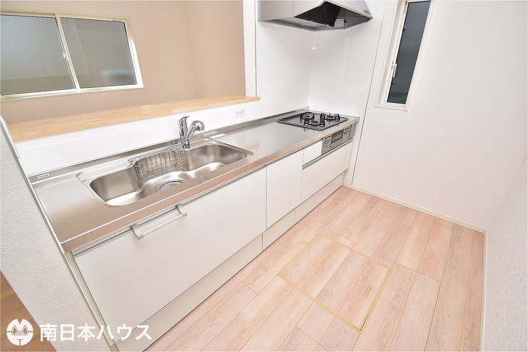 【キッチン】カウンター付きのシステムキッチンです!
小窓付きで自然換気もできます♪