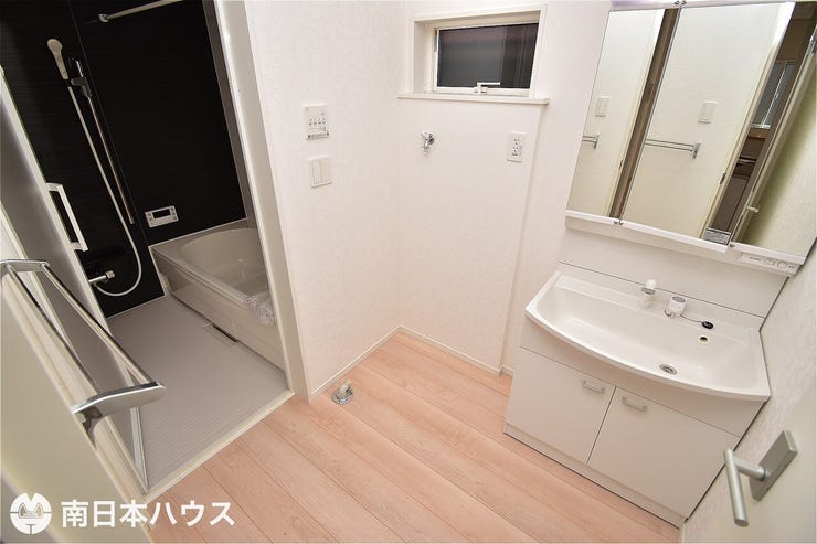 【洗面所】キッチン裏にある洗面所です!
水回りが近く家事短な間取りです♪