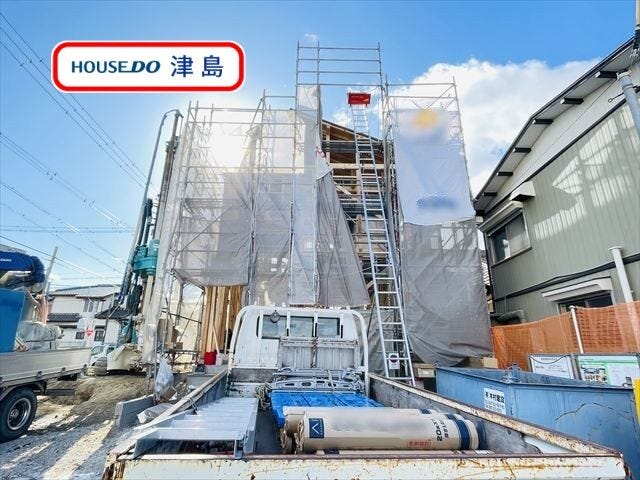 【外観】
南小学校・天王中学校エリアに建つ新築一戸建て全2棟の1号棟です。複合商業施設が徒歩圏内にあり、お買い物に便利です。2方向に接道した明るい4LDKです。(2025年10月27日撮影)