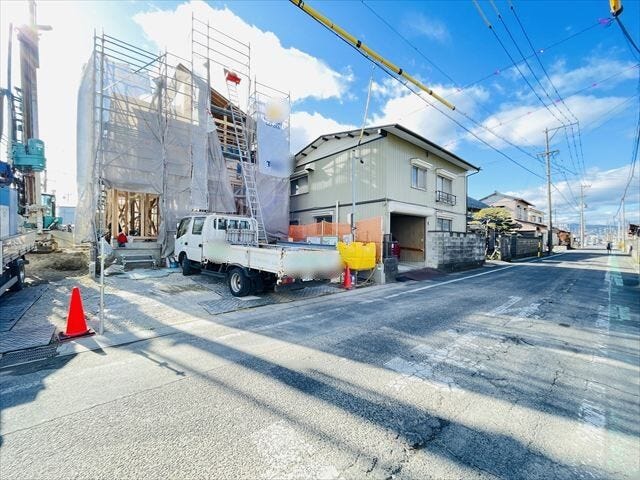 キッチン奥に洗面室を配置し、家事をスムーズに行える17帖LDKです。リビングに隣接した5帖和室はちょっと籠って一人の時間を過ごせる空間です。