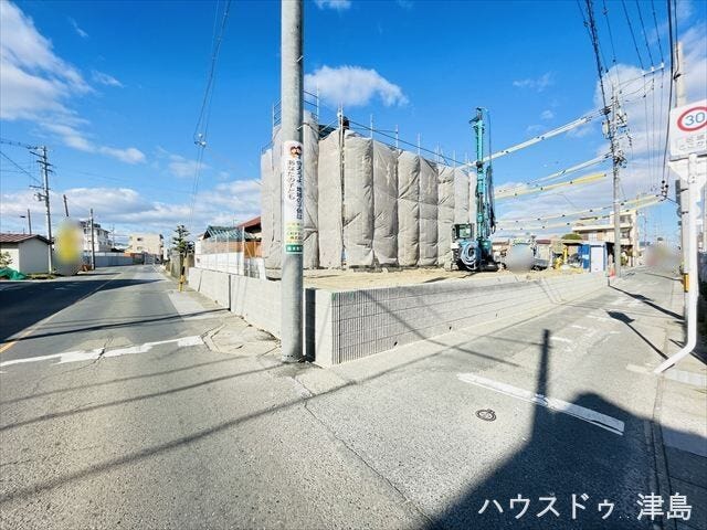 7帖洋室は3面採光のため、明るく心地よい風が通るお部屋です。バルコニーに面したお部屋が2つあり、快適にお過ごしいただけます。