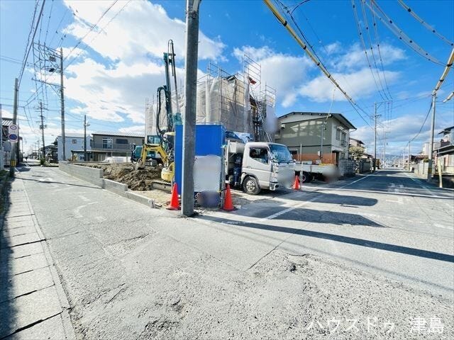 北側公道幅約5.7m。車がすれ違える道幅です。車1台とベビーカーですれ違っても余裕のある道幅は安心ですね。駐車は並列で2台可能なのでご夫婦1台ずつ所有でき、車通勤でも安心です。