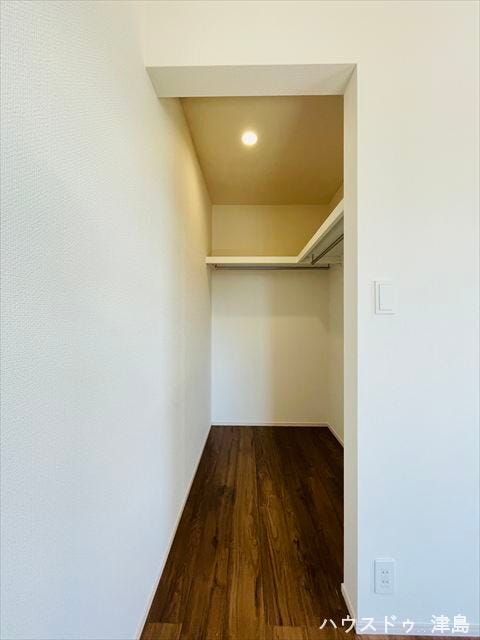 7帖洋室ウォークインクローゼット。L字に枕棚・ハンガーポールが設置され収納力に優れています。