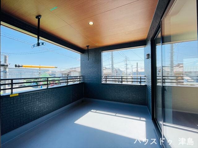 7帖洋室と2階ホールの2ヶ所から出入り可能。洗濯作業も家族に気兼ねなく行っていただける、嬉しい設計。