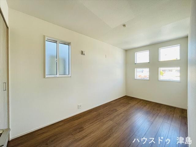 5.8帖洋室。北側の4つの小窓が素敵です。2面採光で窓から光が照らし、室内を明るくしてくれます!