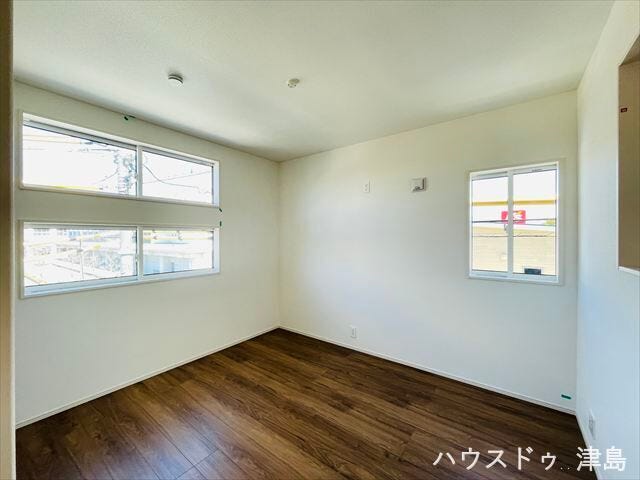 5.2帖洋室。北東に位置する3面採光の明るいお部屋。吹き抜けに面し、家族の気配を感じることができます。