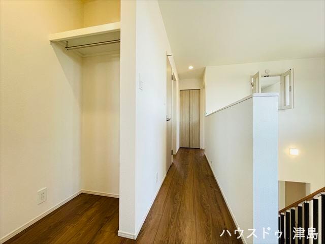 2階廊下収納。2か所設置。枕棚+ハンガーパイプ付き。扉がないオープン空間。