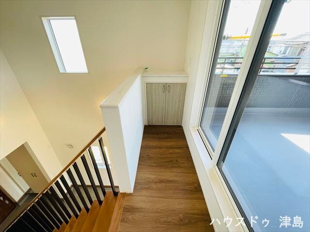 2階ホール。カウンターが設置され、お気に入りの小物を飾って気分がアップします♪階段には手すりが設置。