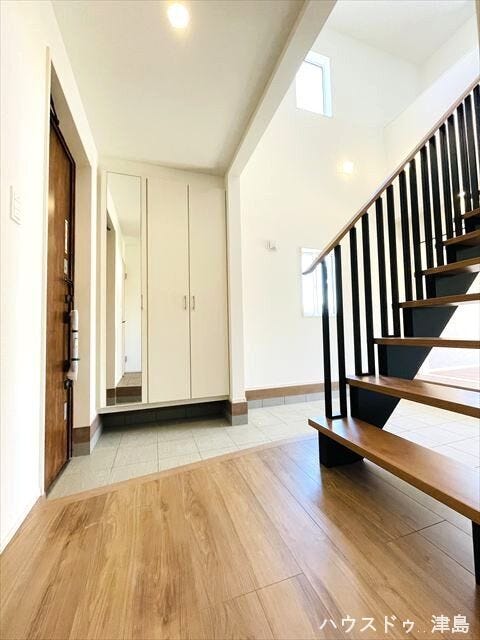 玄関上部は吹き抜けになっているため明るく開放的です。スケルトン階段のため空間が広く感じられます。