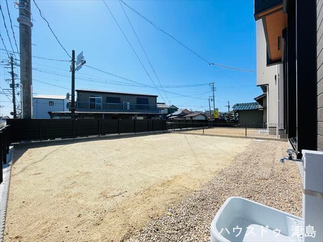 植栽やガーデニングを楽しんだり、ウッドデッキなどで快適に過ごせる空間にしても素敵ですね。立水栓設置。