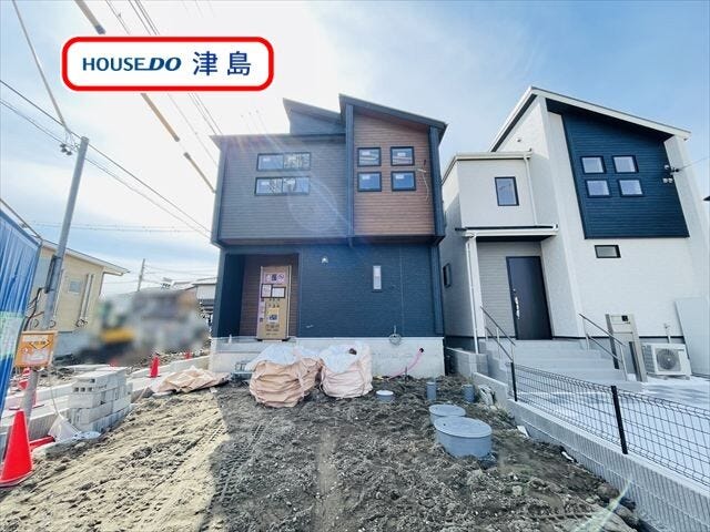 【外観】
南小学校・天王中学校エリアに建つ新築一戸建て全2棟の2号棟です。複合商業施設が徒歩圏内にあり、お買い物に便利です。3方向に接道した明るく開放的な住まいです。(2026年2月20日撮影)