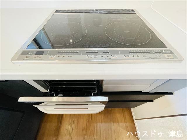 IHクッキングヒーター。安全性が高く年配の方やお子様にも安心。プレートを拭くだけでお手入れが簡単。