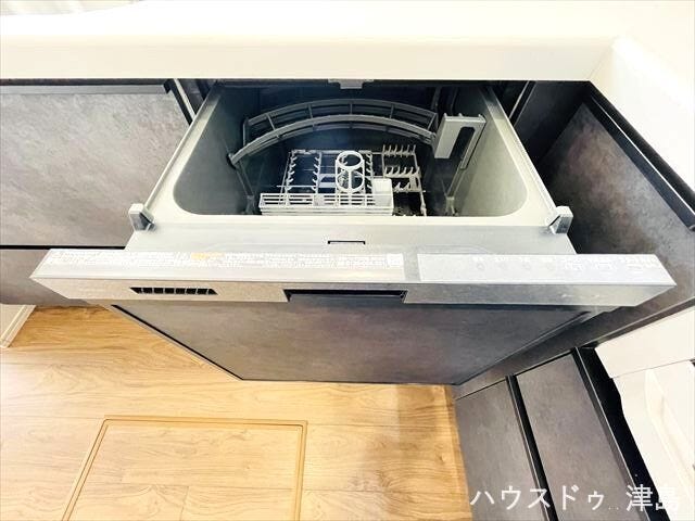 ビルトインタイプの食器洗い乾燥機はカウンター上はいつもすっきり。水道代・時間の節約ができ、衛生的。