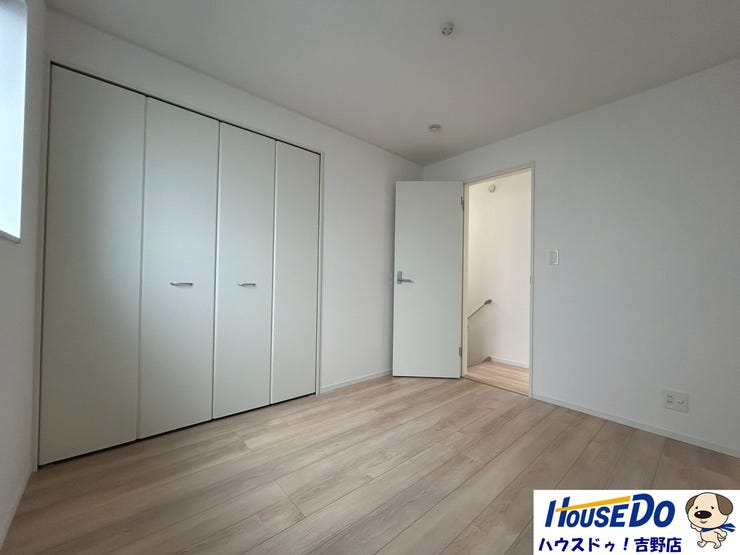 5.2帖洋室
収納スペースが広いので色々と整理しやすいですね。